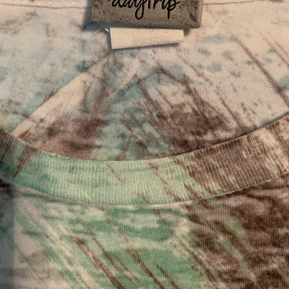T Shirt Daytrip brand multi color. - Picture 2 of 3
